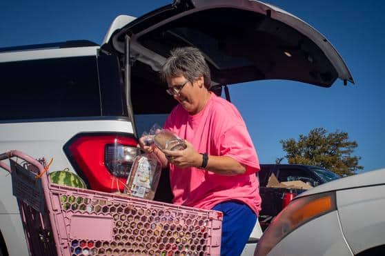 food bank of wyoming client putting groceries in their car
