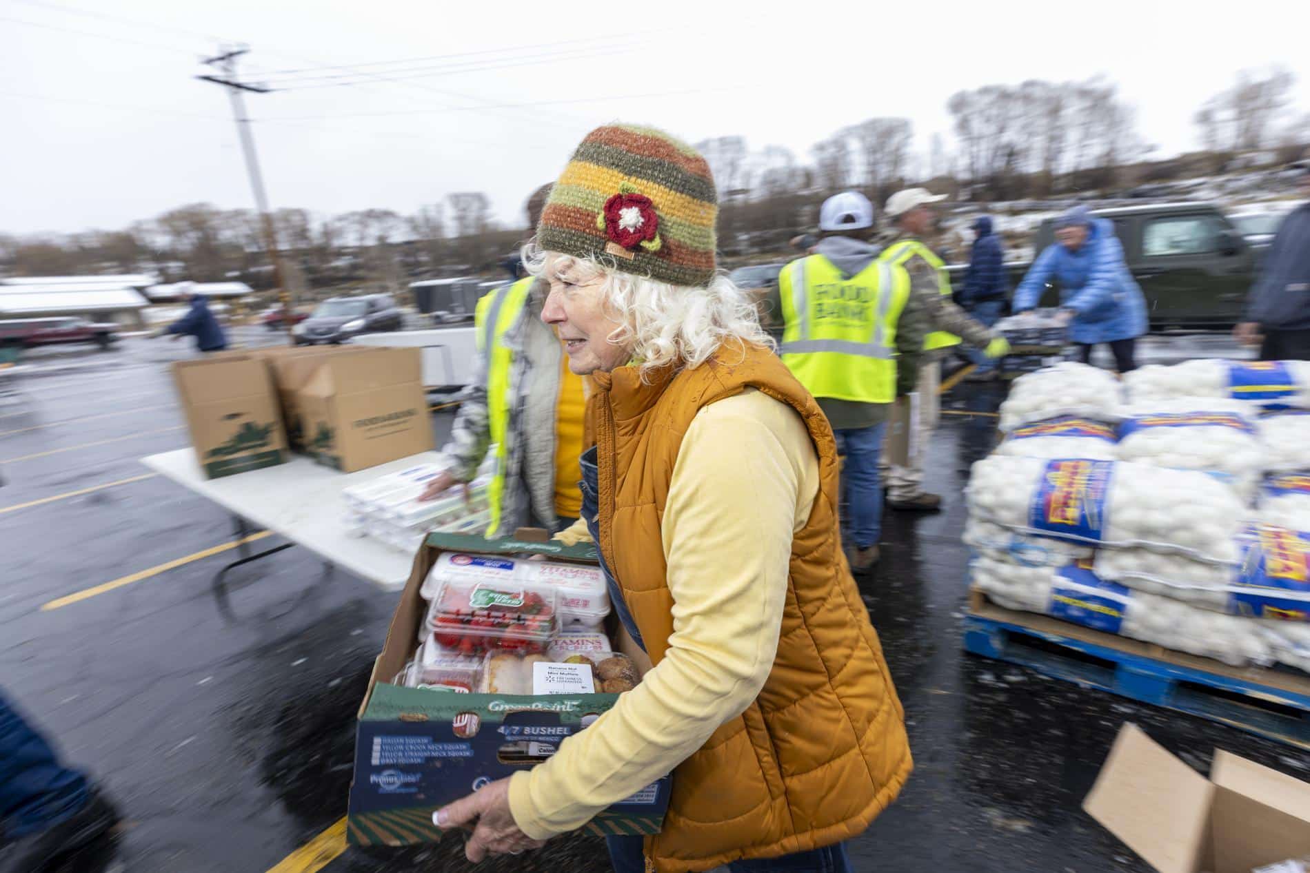A volunteer at our Pinedale Mobile Pantry distribution carries food to a neighbor.